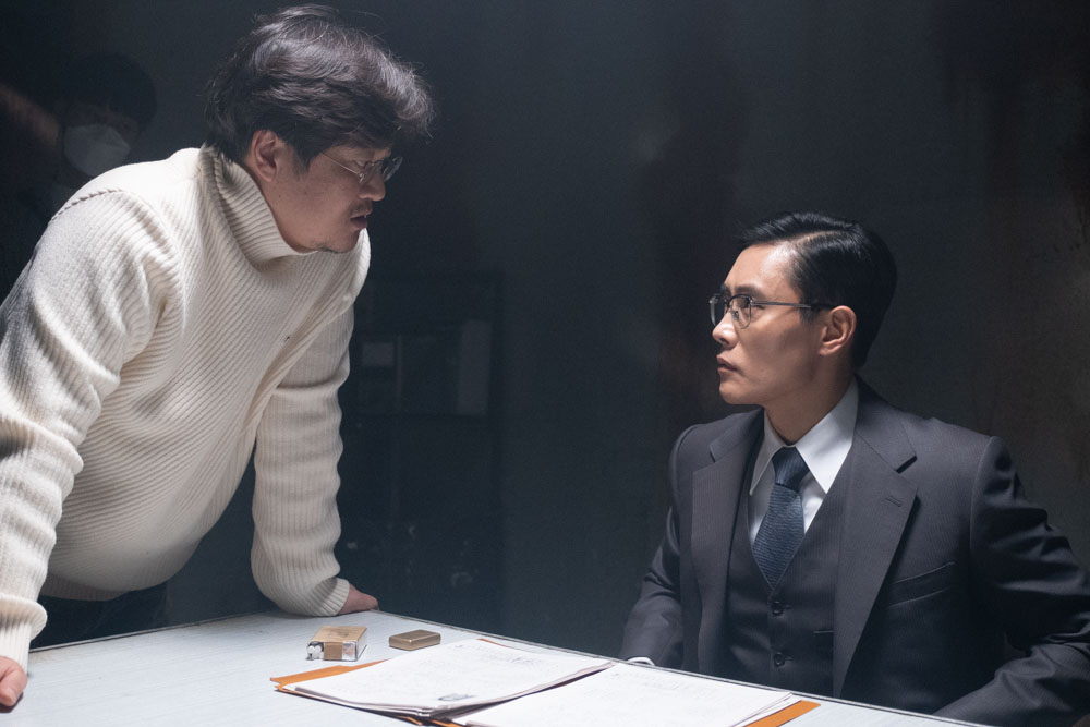 Director Woo Min-ho, left, and actor Lee Byung-hun are seen on the set of the film “The Man Standing Next” (2020), in which Lee portrayed Kim Gyu-pyeong, the man who assassinates the president. [SHOWBOX]