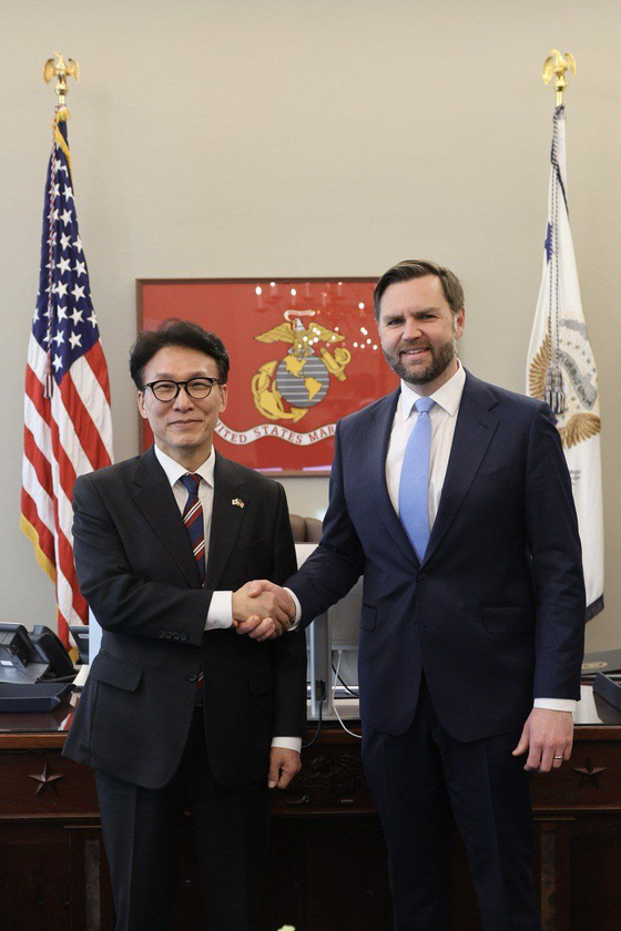 Prime Minister Kim Min-seok and U.S. Vice President J.D. Vance pose for a photo at the White House in Washington on Jan. 23. [PRIME MINISTER'S OFFICE]