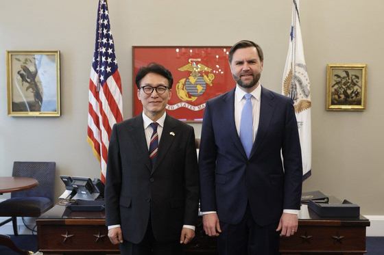 Prime Minister Kim Min-seok and U.S. Vice President JD.Vance pose for a photo at the White House in Washington on Jan. 23. [PRIME MINISTER'S OFFICE]