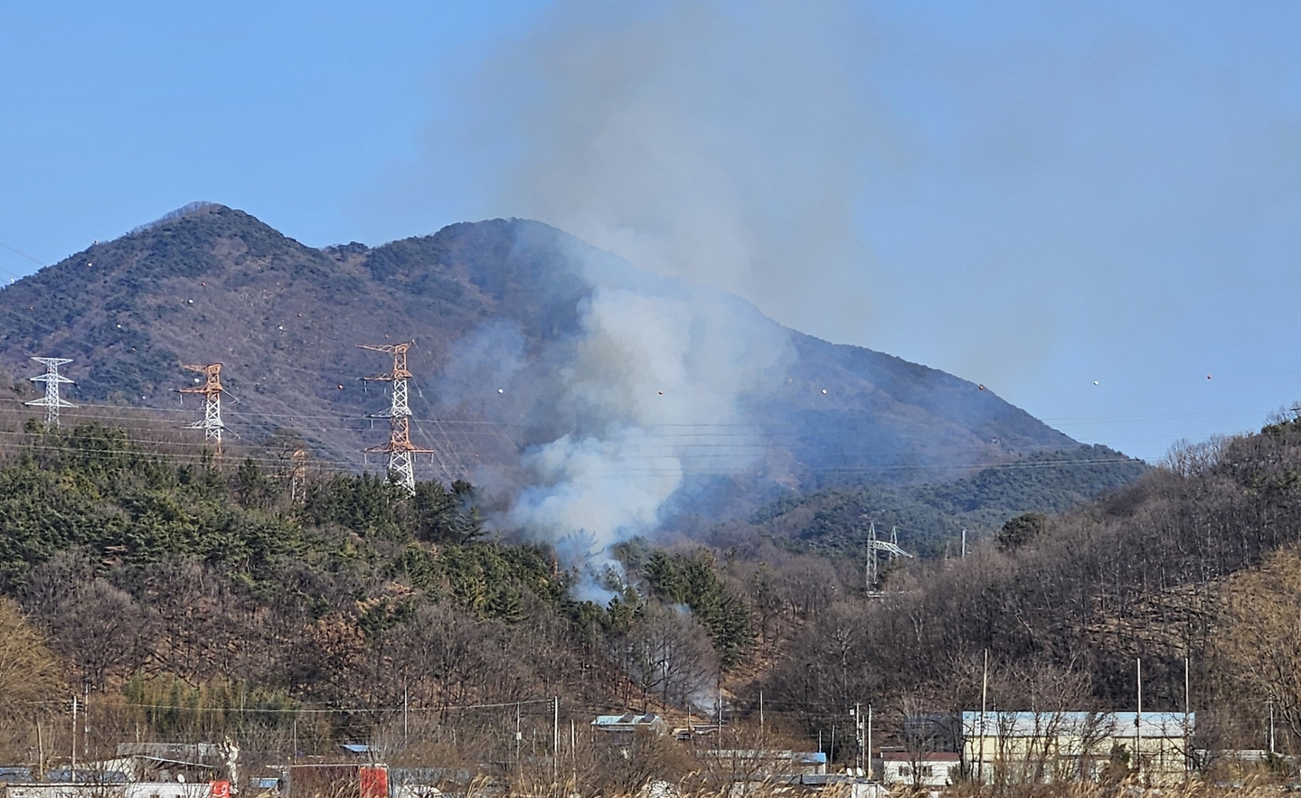 Smoke is seen billowing up from a forested area of Yongjeong-ri in Chilwon-eup, Haman County, South Gyeongsang, on Jan. 25. [KOREA FOREST SERVICE]