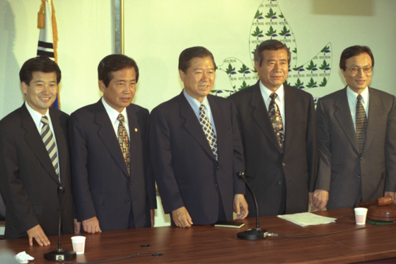Lee Hae-chan, fifth from right, alongside former President Kim Dae-jung, then head of the National Congress for New Politics, third from right. [JOONGANG ILBO]
