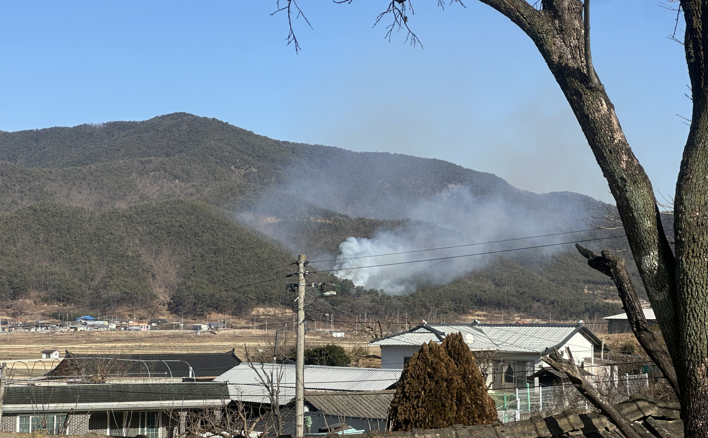 Smoke is seen in billowing up from an area in Oechil-ri, Sannae-myeon, Gyeongju, North Gyeongsang on Jan. 25. [KOREA FOREST SERVICE]