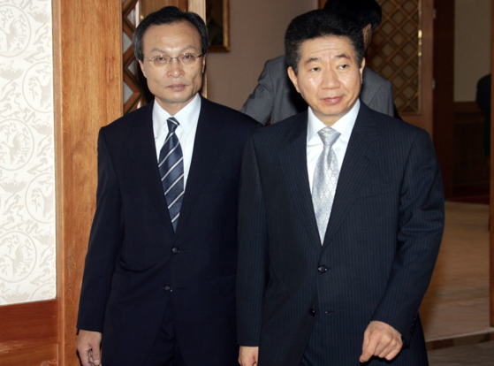 Prime Minister Lee Hae-chan with President Roh Moo-hyunin 2004 [JOONGANG ILBO]