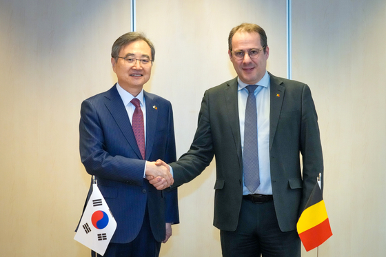 Foreign Minister Cho Hyun and David Clarinval, Belgium's deputy prime minister and minister of labor, economy and agriculture, pose for a photo in Brussels on Jan. 24. [FOREIGN MINISTER'S OFFICE]