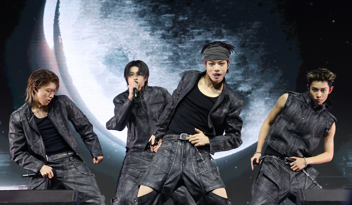 Boy band LNGSHOT performs "Moonwalkin'," the lead track of its debut EP "Shot Callers," in western Seoul on Jan. 13. [NEWS1]
