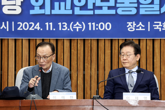 Lee Hae-chan, left, with President Lee Jae Myung, then Democratic Party president, in 2024. [JEON MIN-KYU]