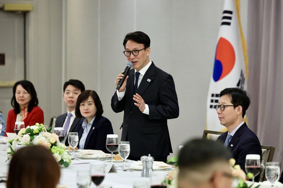 Prime Minister Kim Min-seok, standing, makes remarks during a meeting with Korean residents in the New York area at a hotel in the city on Jan. 24. [YONHAP]