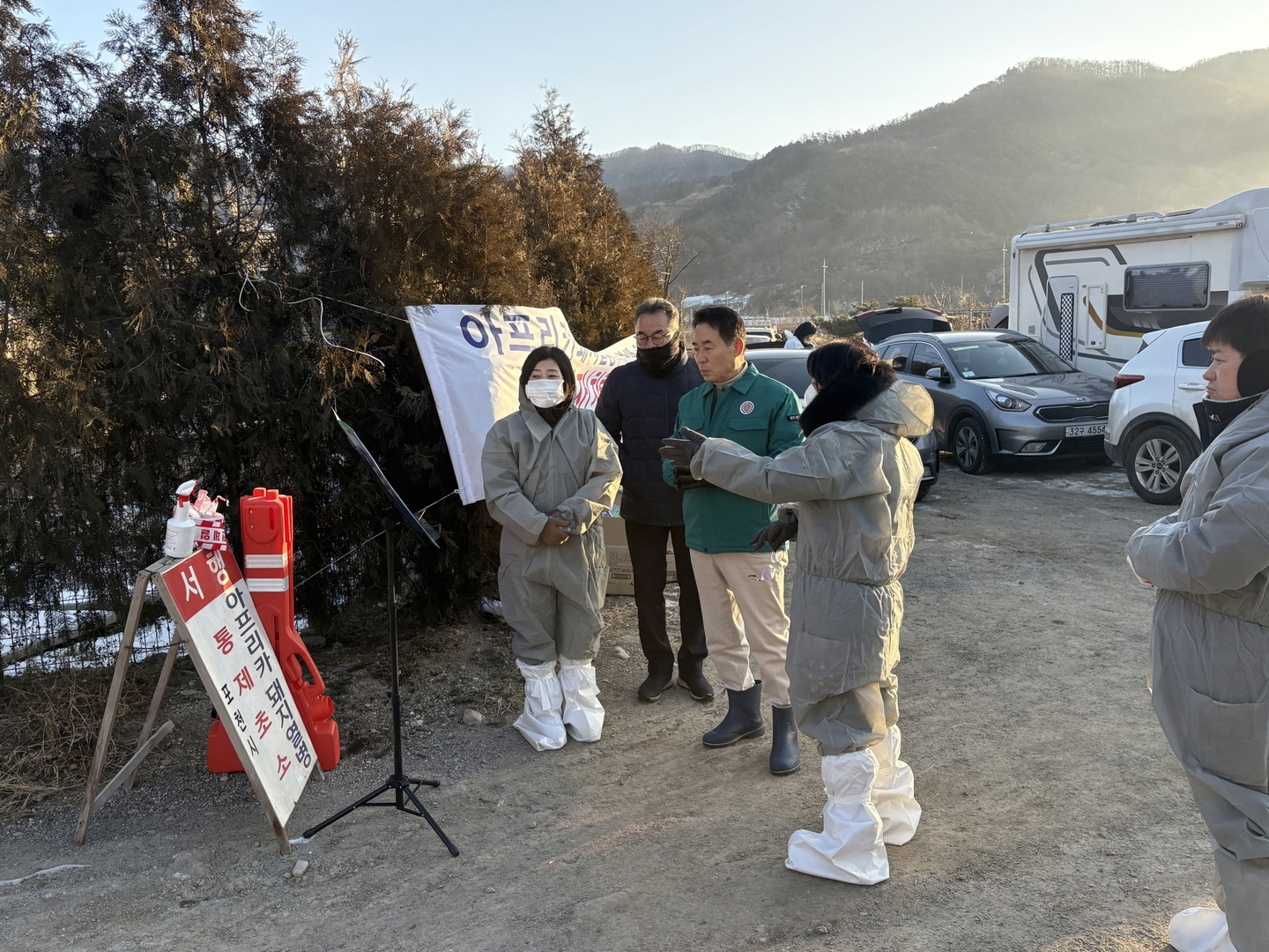 Pocheon city officials and health authorities restrict access to a pig farm related to the latest case of African swine fever (ASF) on Jan. 24. [POCHEON CITY GOVERNMENT]
