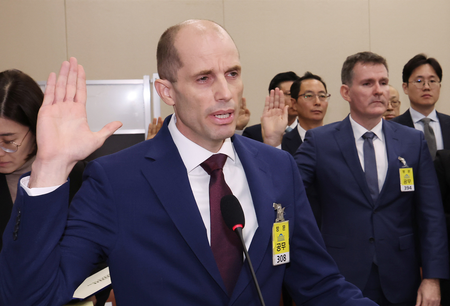 Interim CEO of Coupang in Korea Harold Rogers, center, swears in as a witness during a parliamentary questioning session at the National Assembly in western Seoul on Dec. 30, 2025. [NEWS1]