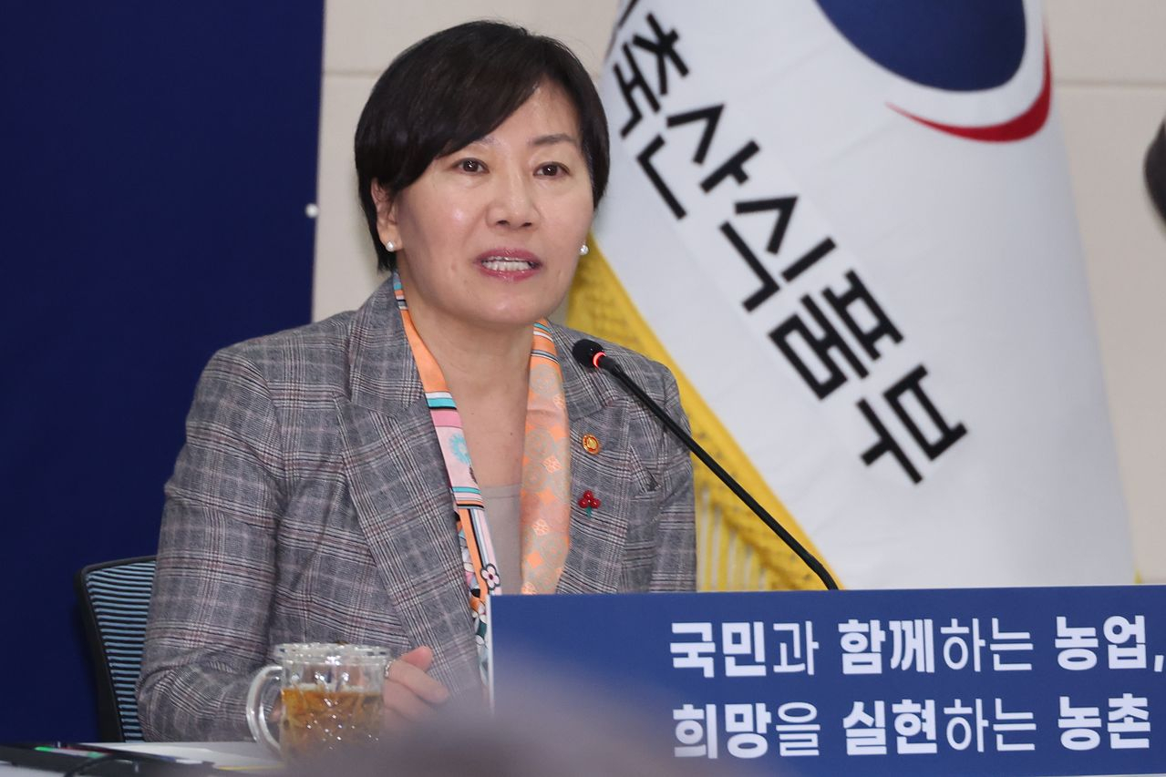 Song Mi-ryung, Minister of Agriculture, Food and Rural Affairs, speaks at a policy briefing at the government complex in Sejong on Jan. 12. [YONHAP]