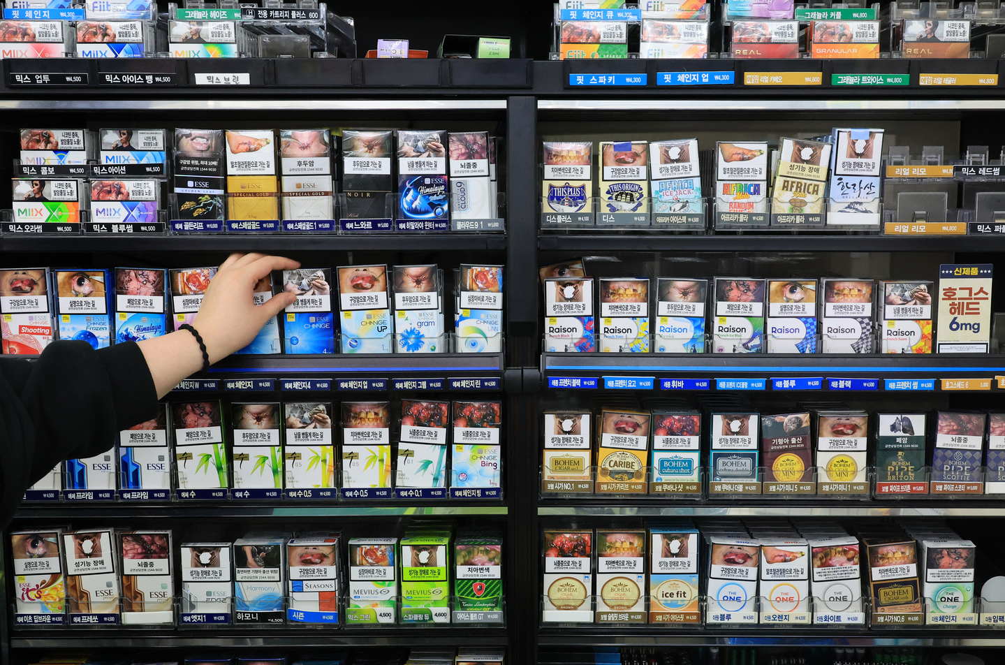 Cigarettes are on display at a convenience store in Seoul on Jan. 15. [YONHAP]