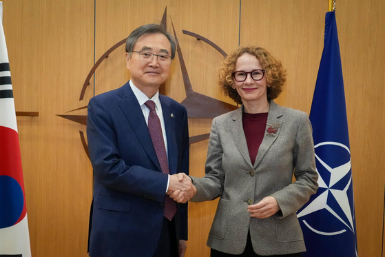 Foreign Minister Cho Hyun and the North Atlantic Treaty Organization Deputy Secretary General Radmila Sekerinska in Brussels on Jan. 24. [FOREIGN MINISTER'S OFFICE]