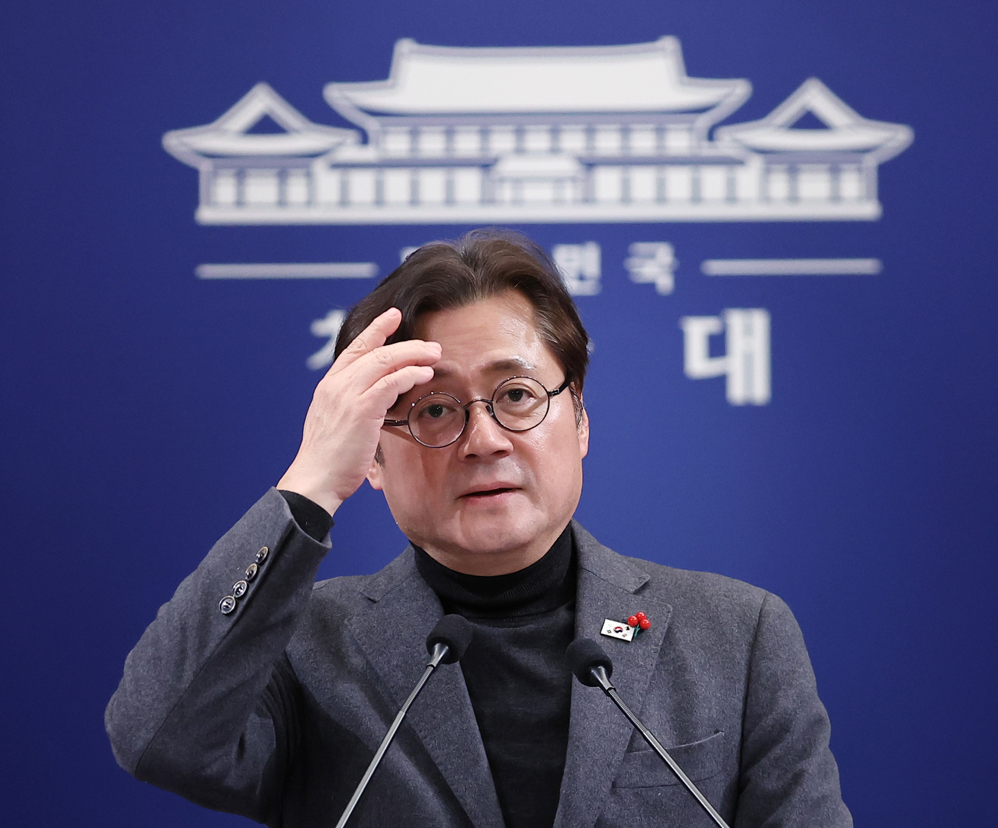 Hong Ik-pyo, senior presidential secretary for political affairs, speaks during a briefing at the Blue House in central Seoul on Jan. 25. [YONHAP] 