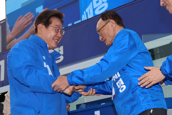 Democratic Party presidential candiate Lee Jae Myung, left, and Lee Hae-chan in 2025 [YONHAP]
