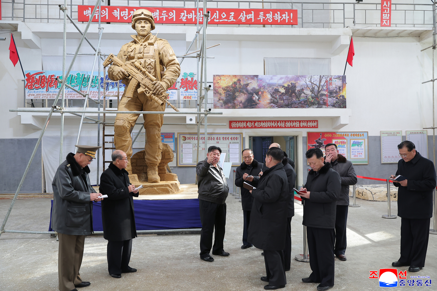 North Korean leader Kim Jong-un, third from left, inspects sculptures, which honor the country's soldiers killed in the Russia-Ukraine war, at the Mansudae Art Studio in Pyongyang on Jan. 25 in this photo published by the Korean Central News Agency the following day. [YONHAP]