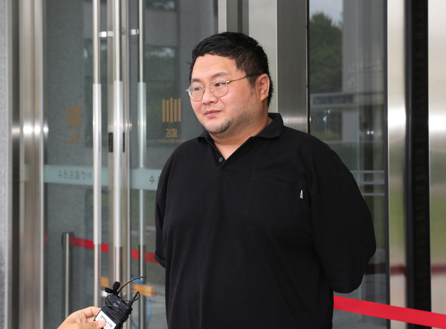 Lee Jun-hee, known by his YouTube alias GooJeYeok, arrives at the Suwon District Prosecutors Office in Suwon, Gyeonggi, on July 26, 2024, to attend a court hearing to review a warrant for his arrest. [NEWS1]