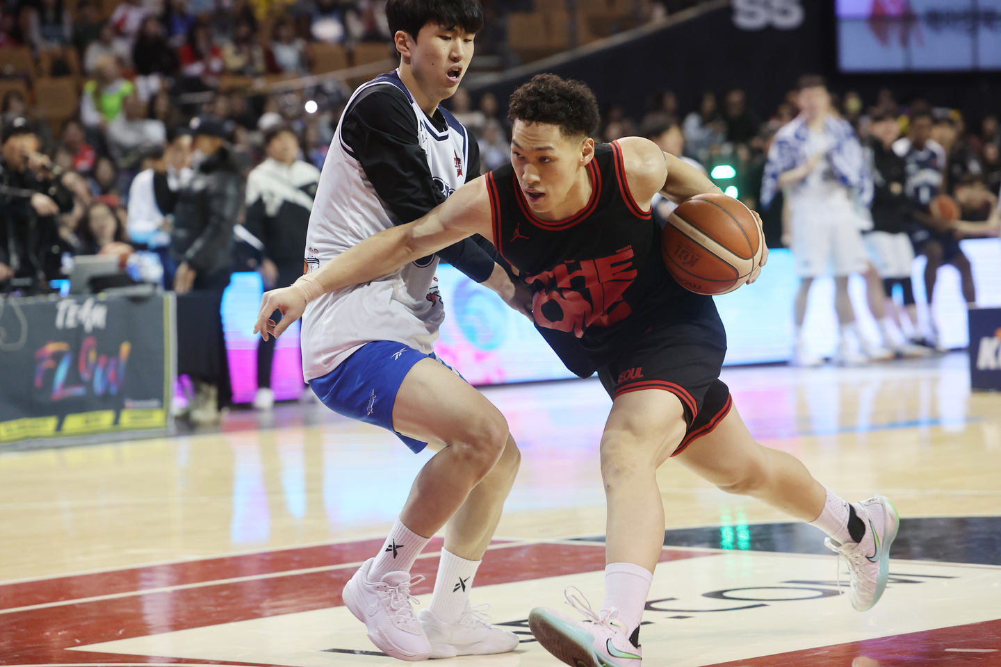 Basketball player Eddie Daniels of Seoul SK Knights, center right, dribbles the ball during an All Star KBL match at Jamsil Indoor Stadium in Songpa District, southern Seoul on Jan. 18. [YONHAP]