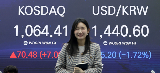 Electronic display boards at a dealing room in Woori Bank in central Seoul show Korea's financial markets on Jan. 26. [NEWS1] 