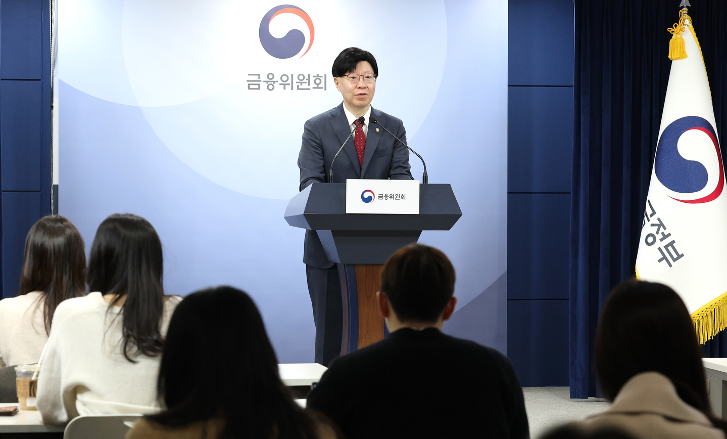 Former Financial Services Commission Vice President Kim So-young speaks during a briefing on the status and countermeasures for the Hang Seng Index ELS issue at the government complex in Jongno District, central Seoul, on Feb. 26, 2025. [NEWS1]