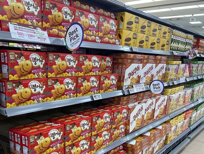 Repackaged boxes of Orion's renamed Bok Bungeoppang snacks, previously called Cham Bungeoppang, are seen on display at Lotte Mart's Zettaplex Seoul Station branch in Yongsan District, central Seoul. [JOONGANG ILBO]