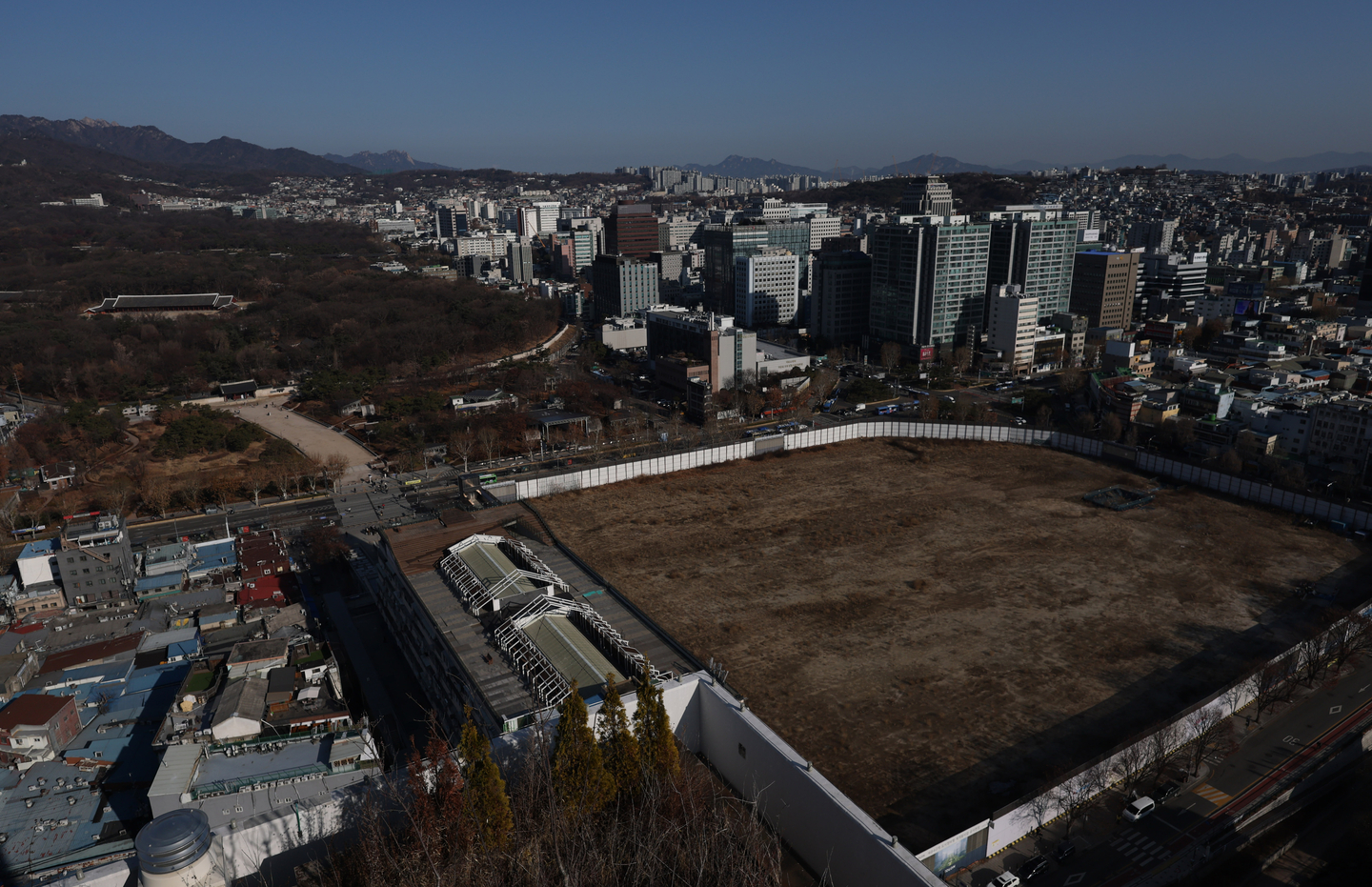 A view of Jongmyo Shrine in central Seoul and the adjacent ″Sewoon District 4″ redevelopment area [YONHAP] 