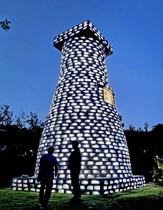 Han Won-suk's artwork, made of discarded car headlights, is the same size as the Cheomseongdae Observatory. [PARK SANG-MOON]