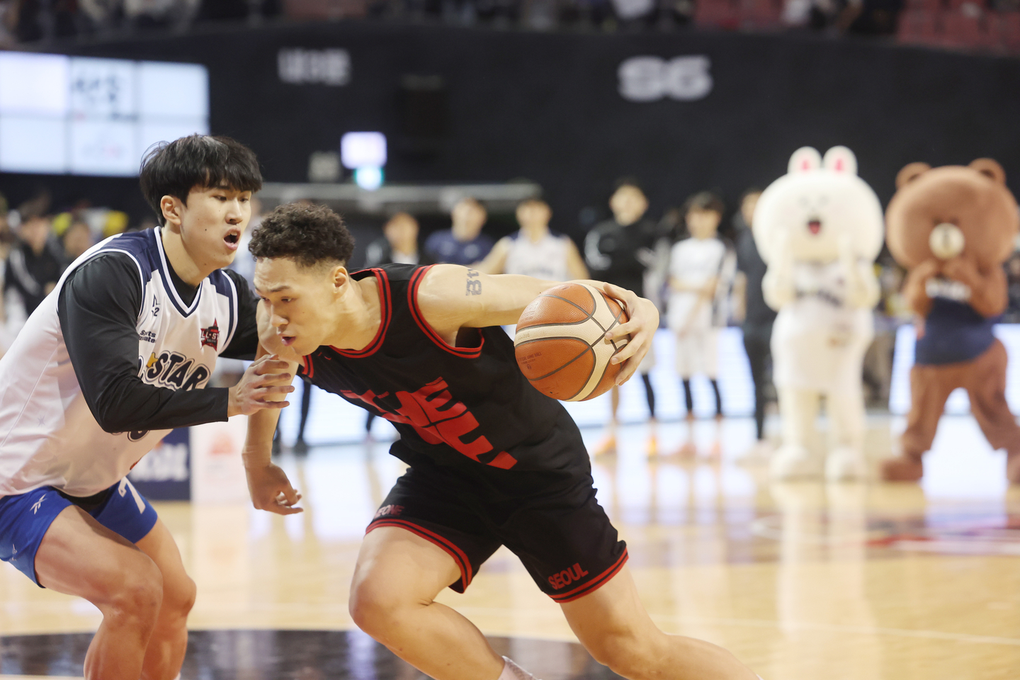Basketball player Eddie Daniels of Seoul SK Knights, center, dribbles the ball during an All Star KBL match at Jamsil Indoor Stadium in Songpa District, southern Seoul on Jan. 18. [YONHAP]