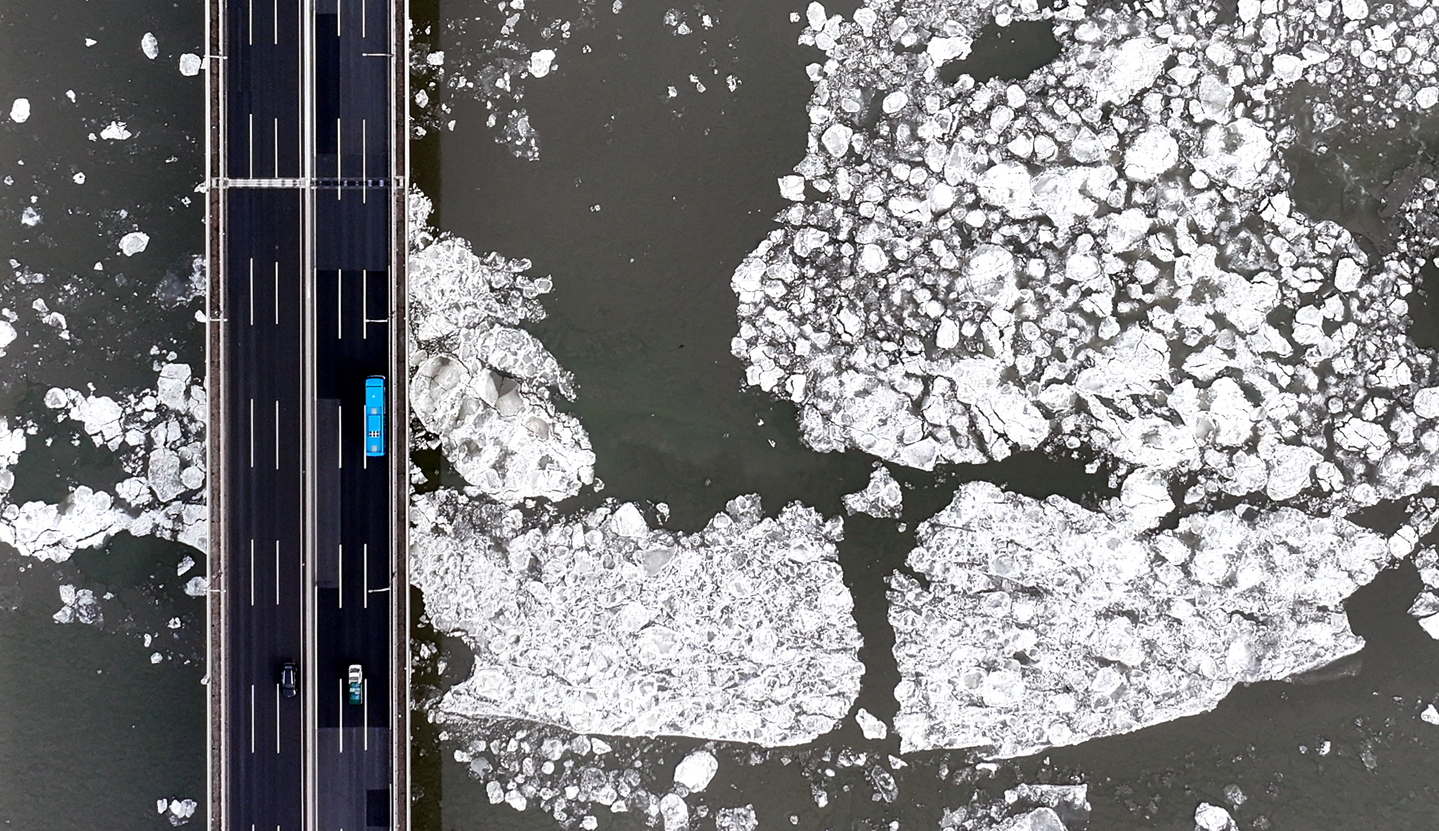 Drifting ice floats on Han River near Ilsan Bridge in Gimpo, Gyeonggi on Jan. 26, as the cold wave continues. [NEWS1]