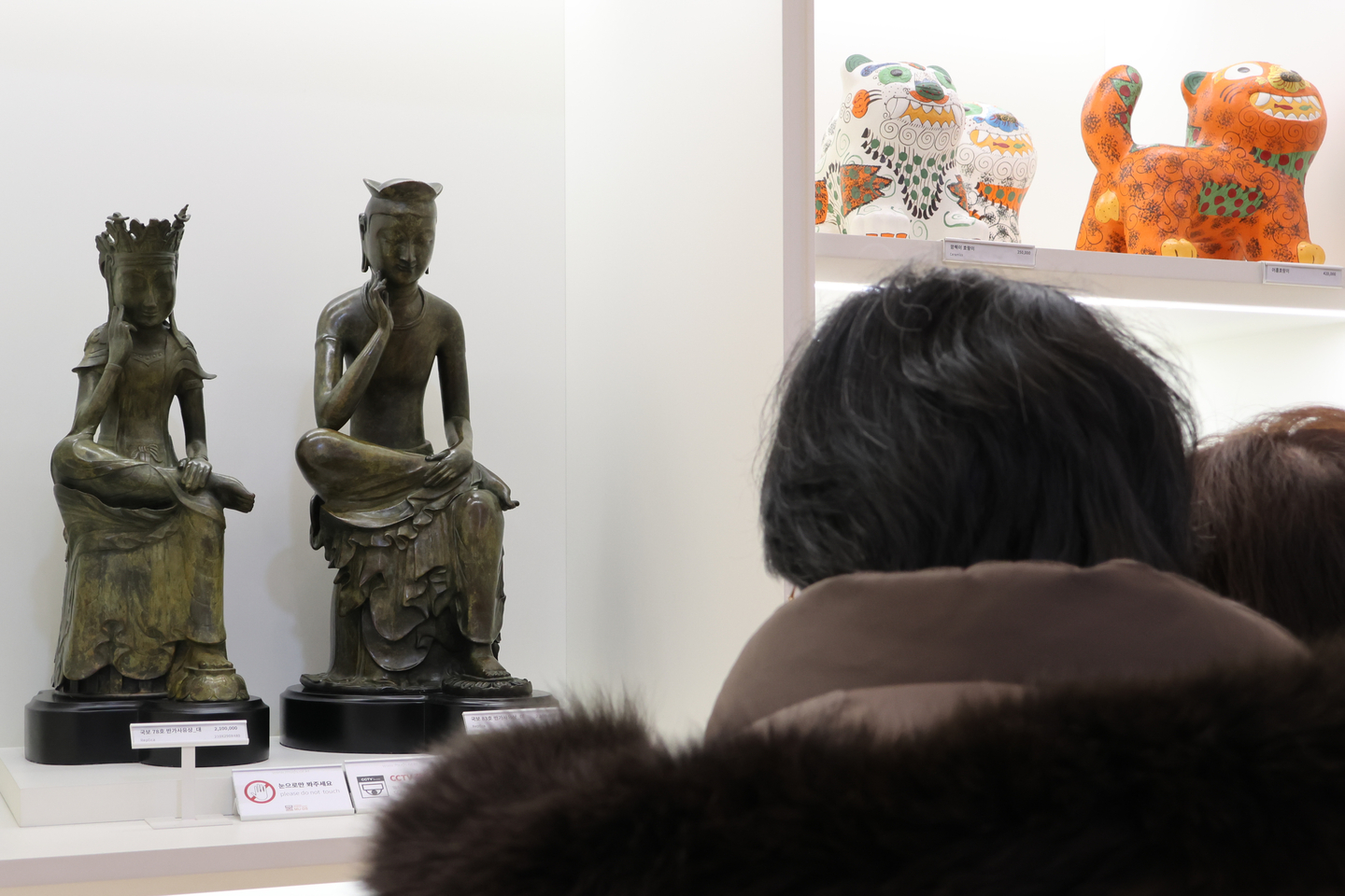 Visitors to the National Museum of Korea shop for MU:DS museum goods at the gift shop in Yongsan District, central Seoul, on Dec. 30, 2025. [YONHAP]