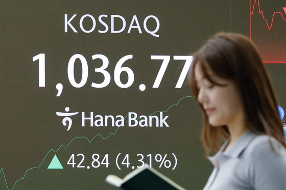 A sidecar is triggered on Kosdaq market on the morning of Jan. 26, 2026, after seeing a surge in stock prices in early intraday trading. The Kosdaq figures are shown on a screen at Hana Bank in central Seoul. [NEWS1]