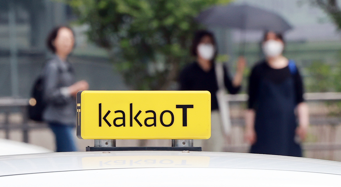 The Kakao T logo is seen on a taxi parked near Seoul Station in central Seoul on May 28, 2025. [NEWS1]