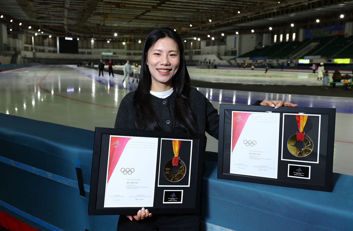 Jin Sun-yu, a three-time gold medalist in short track speed skating from the 2006 Turin Winter Olympics, shows her medals at the Taereung International Skating Rink in Nowon District, northern Seoul, on Jan. 21. [KIM JONG-HO]