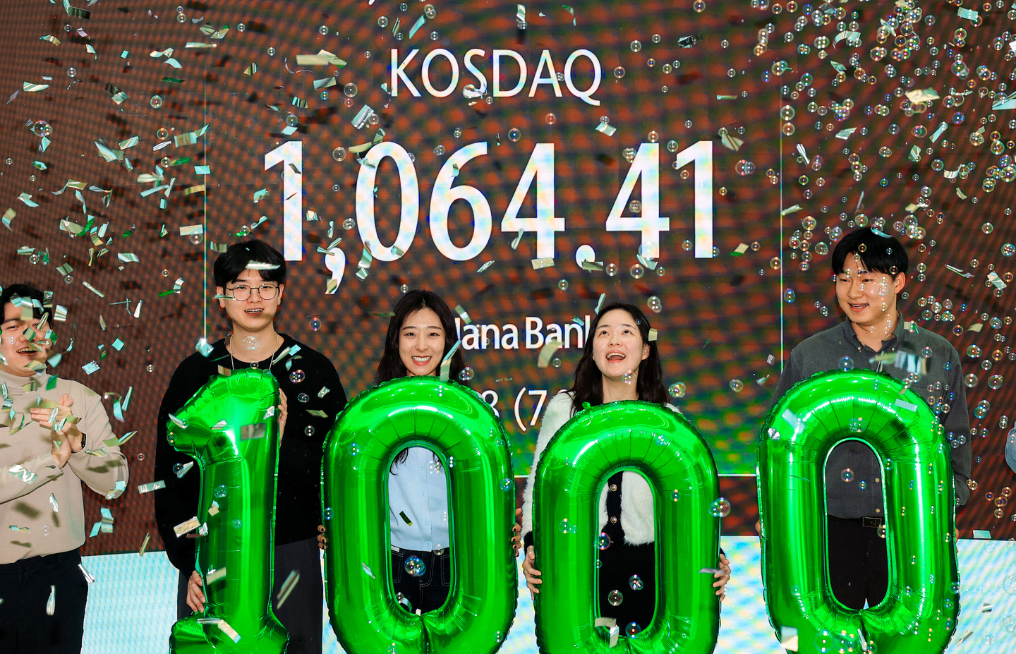 Hana Bank staff celebrate the Kosdaq surpassing the 1,000 mark for the first time in four years on Jan. 26. [KIM KYOUNG-ROK]