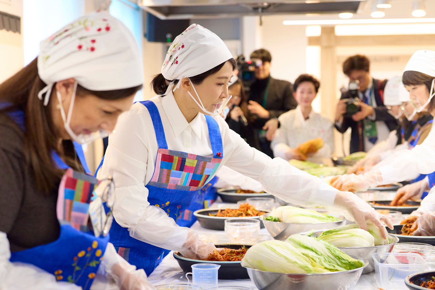 First lady Kim Hea Kyung, second from left, makes kimchi with spouses of foreign ambassadors to Korea at a food culture center in central Seoul in this Dec. 9, 2025, file photo. [PRESIDENTIAL OFFICE]