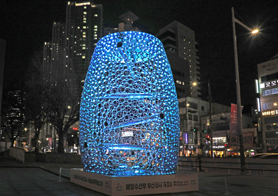 Han Won-suk's artwork inspired by Emille Bell is on display in Busan. [PARK SANG-MOON]