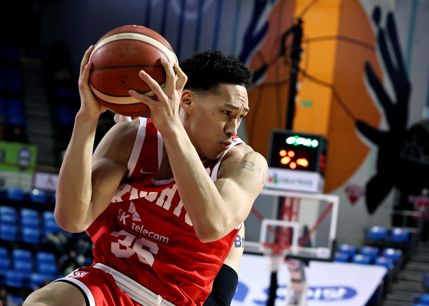 Basketball player Eddie Daniels of Seoul SK Knights is seen grabbing the ball during a match against Wonju DB at Jamsil Indoor Stadium in Songpa District, southern Seoul on Jan. 13. [NEWS1]