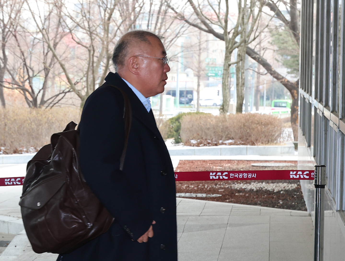 Hyundai Motor Group Executive Chair Euisun Chung enters the Seoul Gimpo Business Aviation Center in Gangseo District, western Seoul, on Jan. 26 to board a plane to Canada. [YONHAP] 