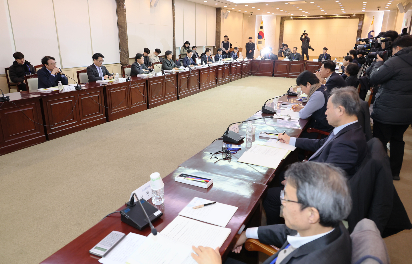 Government officials are seen during a National Pension Fund Management Committee meeting at the government complex in Seoul on Jan. 26. [YONHAP]