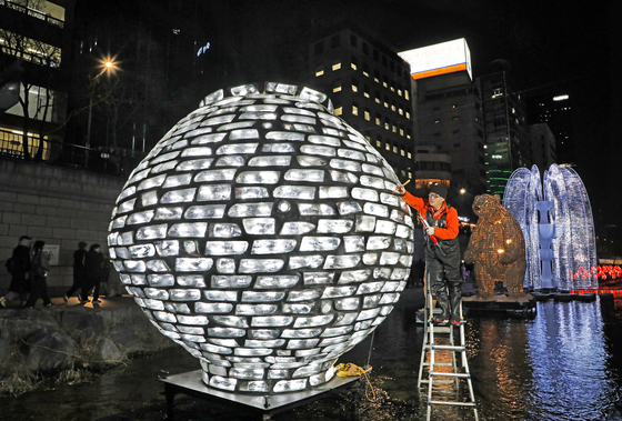 Moon Jar-inspired artwork by Han Won-suk, made of 600 discarded car headlights, is displayed at Cheonggyecheon in central Seoul. [PARK SANG-MOON]