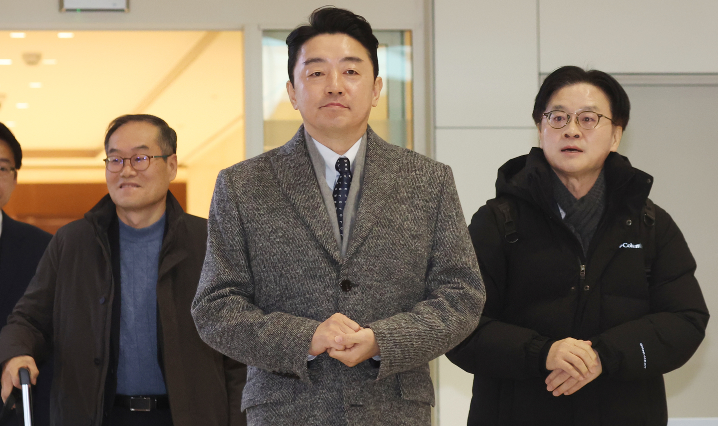 Presidential Chief of Staff Kang Hoon-sik, center, Industry Minister Kim Jung-kwan, right, and Defense Acquisition Program Administration administrator Lee Yong-cheol depart for Canada at Incheon International Airport on Jan. 26 to discuss defense cooperation, including a submarine project. [NEWS1]