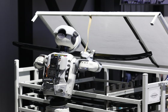 Atlas, a humanoid robot by Hyundai Motor-backed Boston Dynamics, demonstrates working at a factory at CES 2026 in Las Vegas on Jan. 8. [YONHAP] 