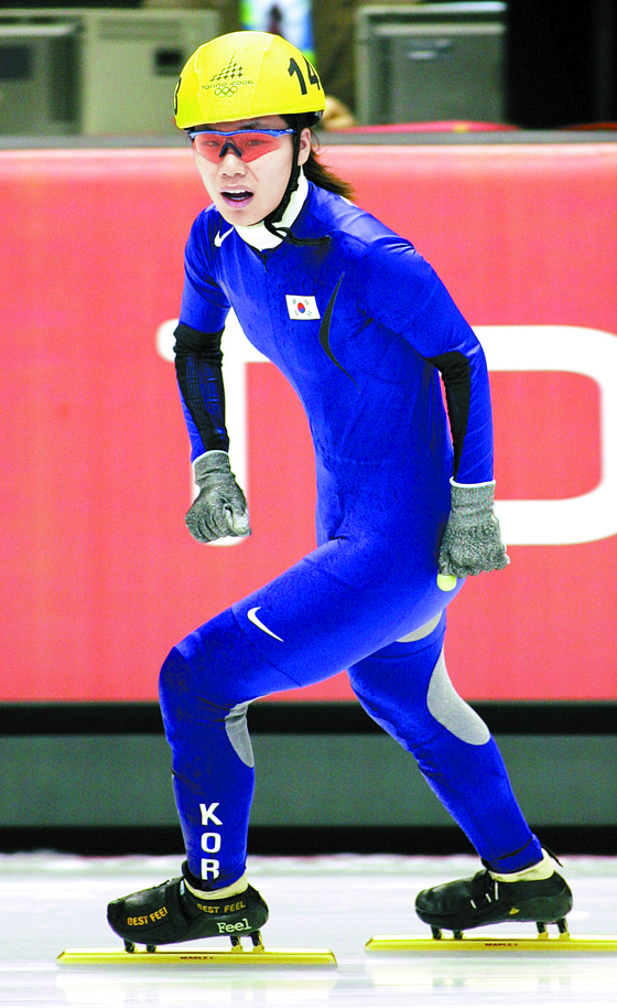 Jin Sun-yu celebrates after crossing the finish line first to win the gold medal in the women’s 1,500 meters short track speed skating event at the Turin Winter Olympics in Turin, Italy, on Feb. 19, 2006. [JOONGANG ILBO]