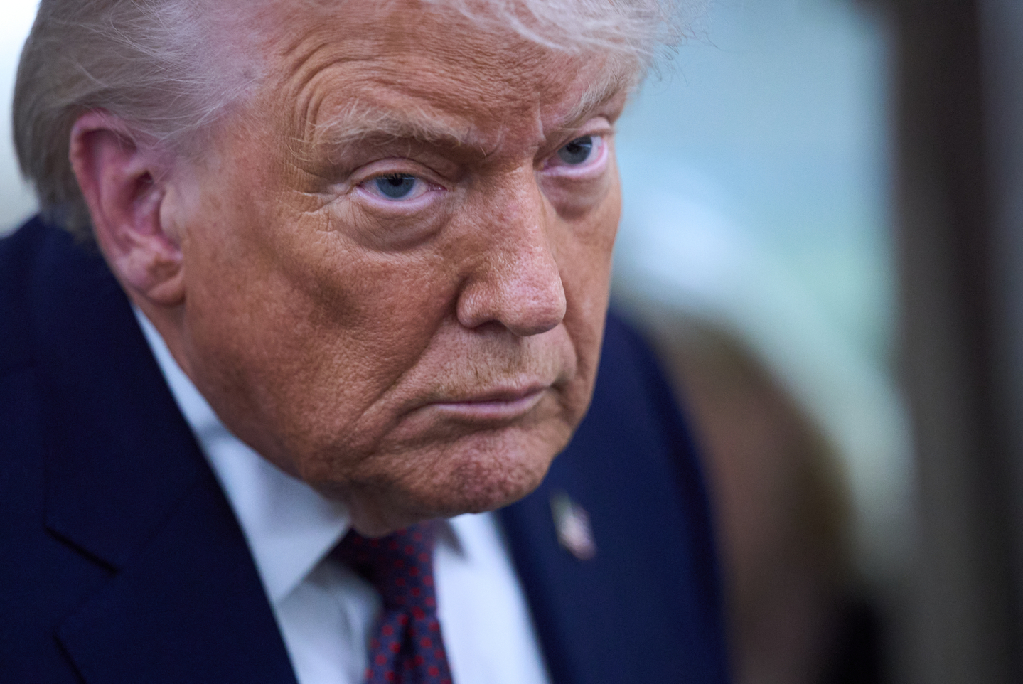 U.S. President Donald Trump speaks with reporters aboard Air Force One after leaving the World Economic Forum in Davos for Washington on Jan. 22. [AP/YONHAP]