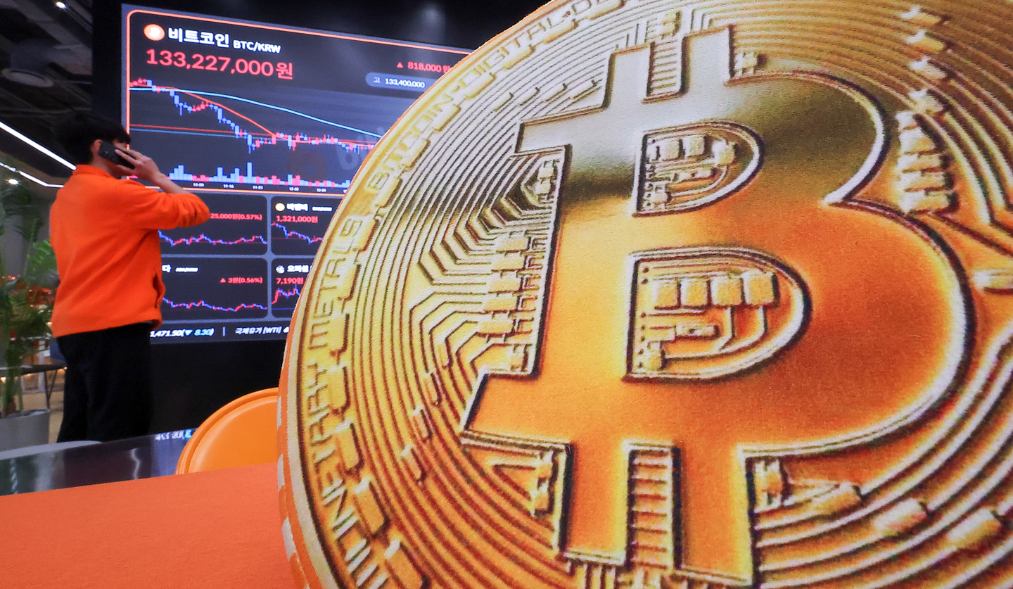 Prices of digital assets, including the Bitcoin, are displayed on an electric board at Bithumb Lounge in Seocho District, southern Seoul, on Jan. 23. [NEWS1] 