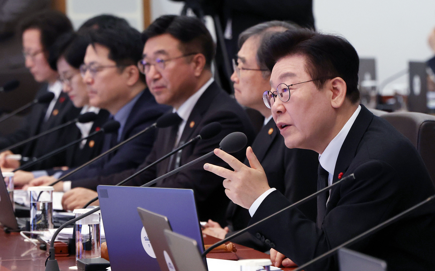President Lee Jae Myung, right, speaks during a Cabinet meeting at the Blue House in central Seoul on Jan. 27. [JOINT PRESS CORPS]