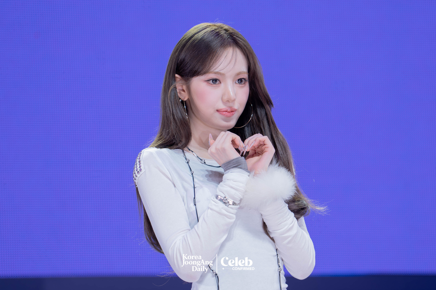 KiiiKiii’s Sui poses for photos during a showcase for the release of the group’s second EP, “Delulu Pack,” at Yes24 Live Hall in eastern Seoul on Jan. 26 [DANIELA GONZALEZ PEREZ]