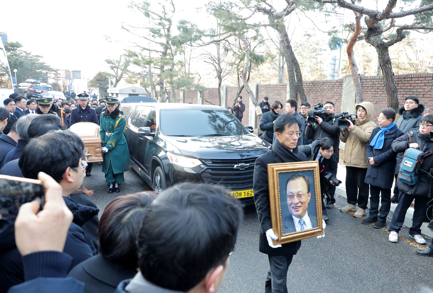 A coffin carrying the body of former Prime Minister Lee Hae-chan is seen being transported to the funeral hall of Seoul National University Hospital in Jongno District, cetnral Seoul, on Jan. 27. [JOINT PRESS CORPS]