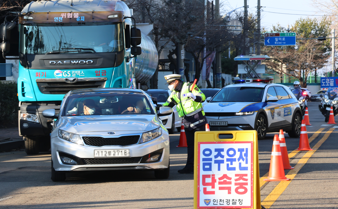 Police officers are seen during a crackdown on drunk driving on a street in Jung District, Incheon on Dec. 11, 2025. [YONHAP] 