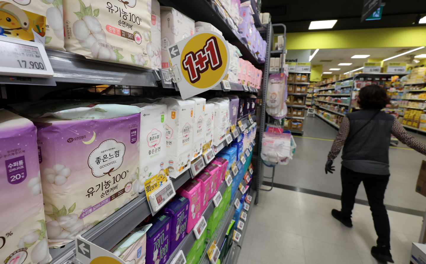 Sanitary pad packages are seen at a store in Seoul on Jan. 27. [NEWS1]