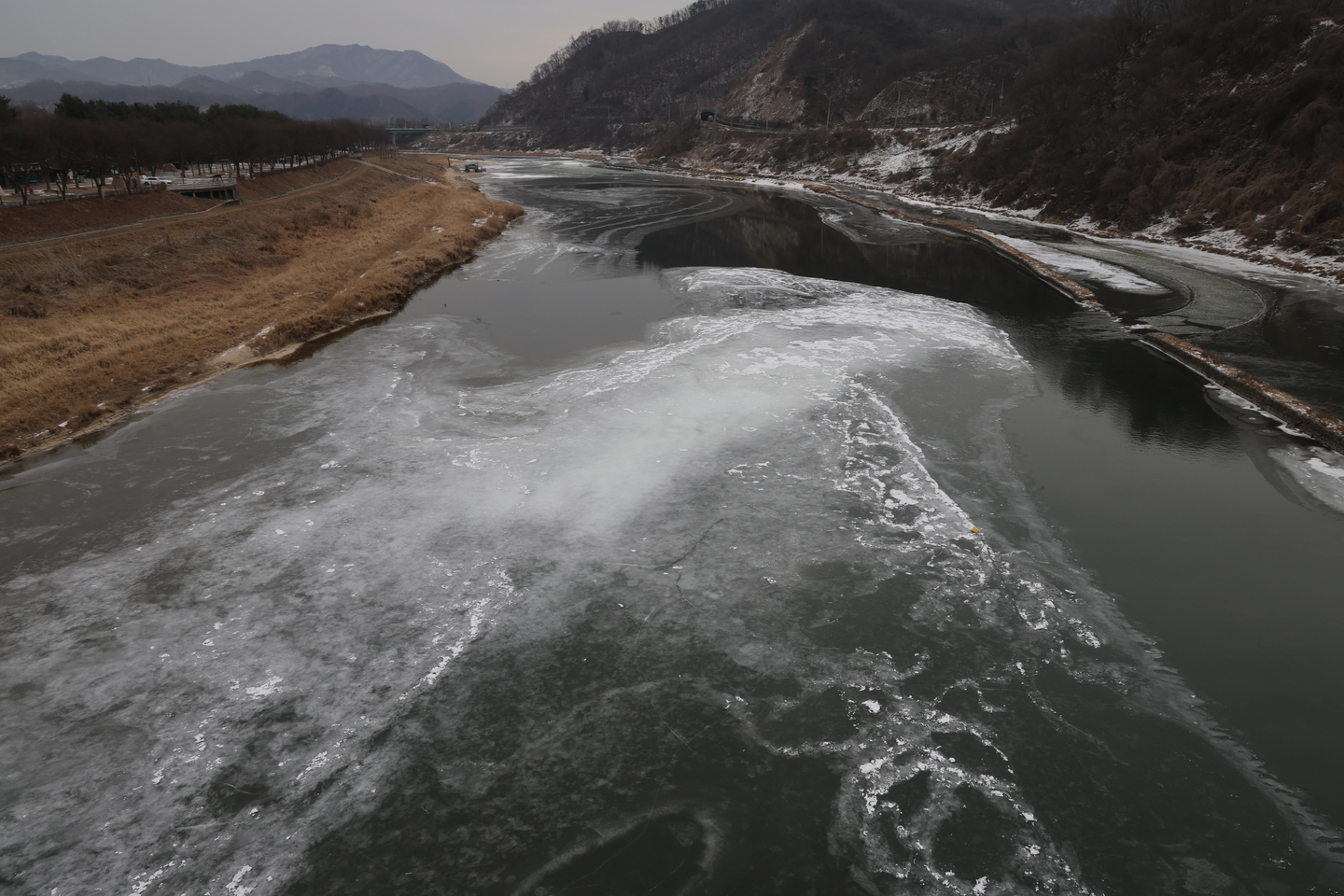 A river near Yeoncheon, Gyeonggi is seen frozen as a cold wave advisory was issued on Jan. 26. [YONHAP]